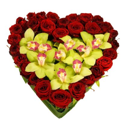 Corazón con Rosas y Orquídeas