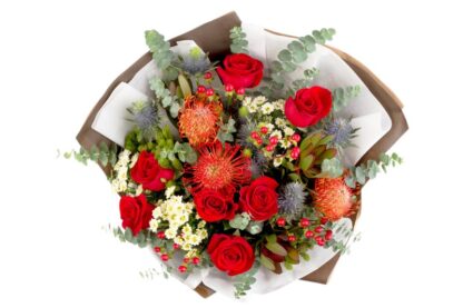 Ramo de Rosas rojas, Cardos, Hipericum, Margaritas blancas, Eucaliptos y verdes ornamentales.