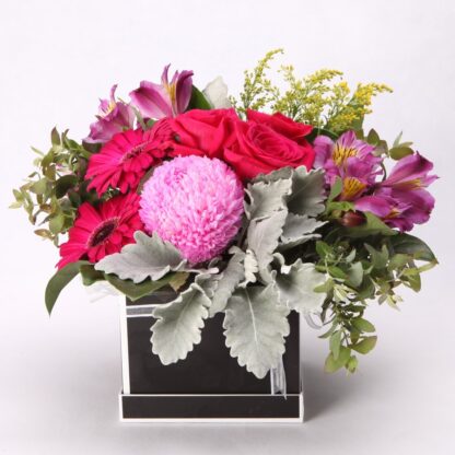 Caja decorativa con flores variadas