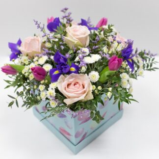 Caja con Iris y otras flores frescas