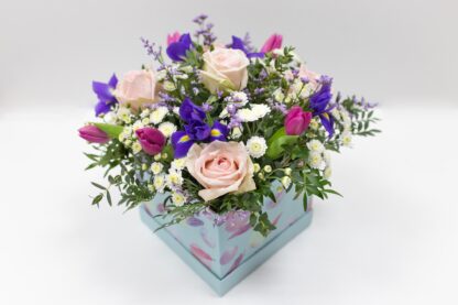 Caja con Iris y otras flores frescas