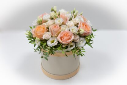 Caja decorativa con Rosas y flores frescas variadas